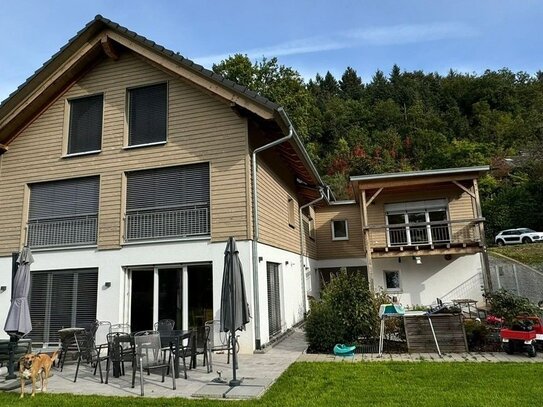 Elegantes Holzhaus mit Büro-Trackt: Großzügige 280m² in idyllischer Lage für höchsten Wohnkomfort und Arbeiten