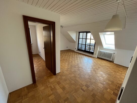 Helle 1,5-Zimmer Mansardenwohnung mit Hobbyraum und Balkon in Neufahrn