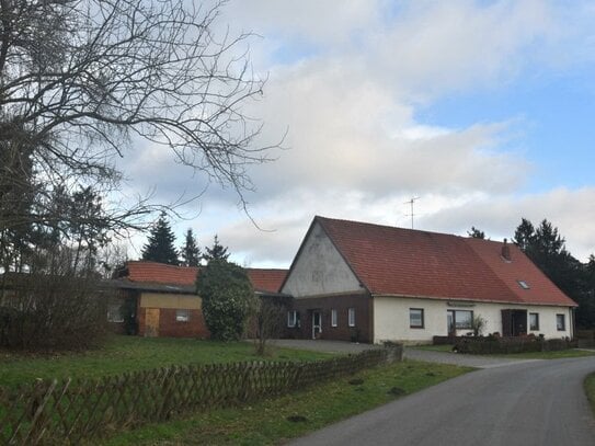 Solides Bauernhaus mit Nebengebäuden und großem Grundstück in ruhiger Lage