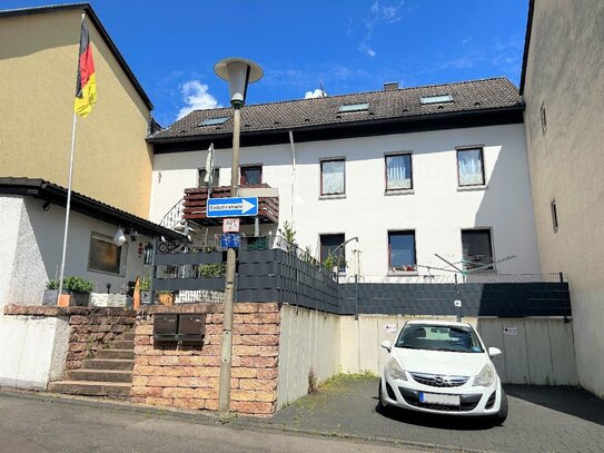 Modernisiertes Zweifamilienhaus mit zwei Stellplätzen im Herzen von Remagen-Oberwinter