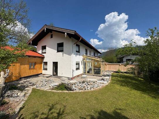 Teilerneuerte Süd-West-Haushälfte mit Doppelgarage in stiller Randlage
