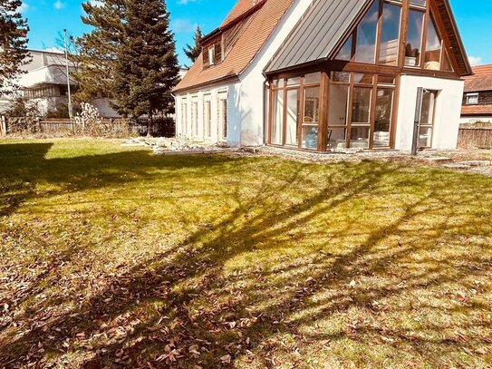 Lichtdurchflutetes Einfamlienhaus mit großem Garten