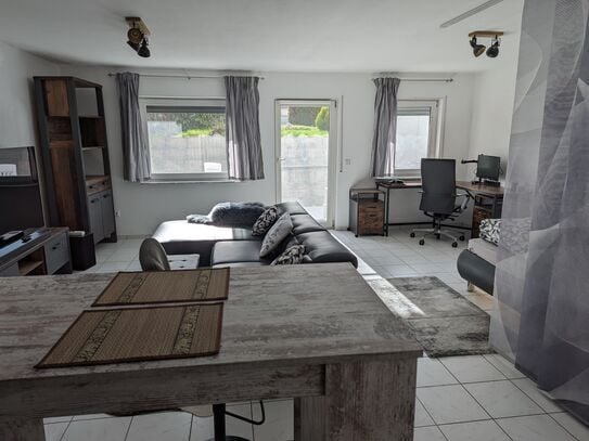 Ruhige Single-/Studiowohnung 1,5 Zimmer, renoviert, teilmöbliert mit Terrasse & Tiefgaragenstellplatz