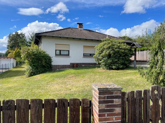 Bei Coburg: Großzügiger Bungalow mit Schwimmbad und Wintergarten