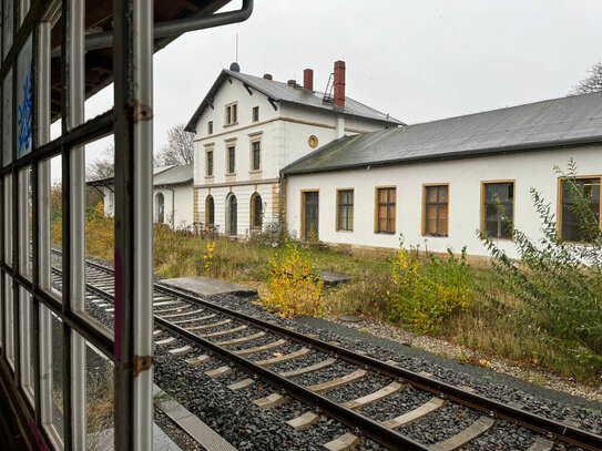 Fünf Gewerbeflächen und zwei Wohnungen in einem alten Bahnhof