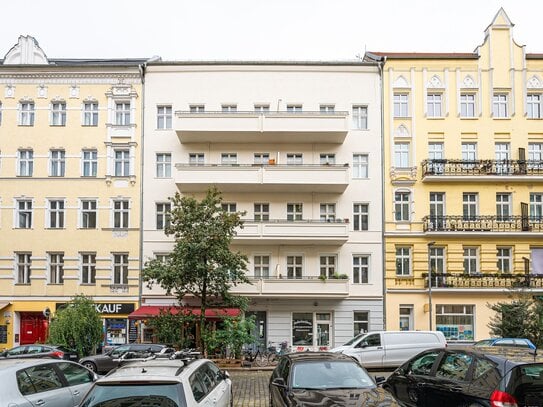 Leben im bunten Kiez - unsanierte 80m²-Wohnung mit Balkon im Samariter-Kiez