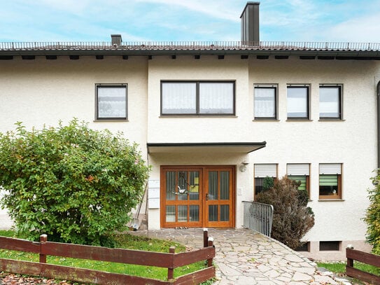 Gut geschnittene, ruhig gelegene 5-Zimmer-Wohnung mit großer Terrasse u. Südbalkon