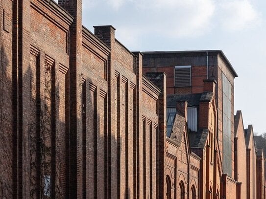 Lichtdurchflutete Halle mit Räumlichkeiten im industriellem Flair zu vermieten