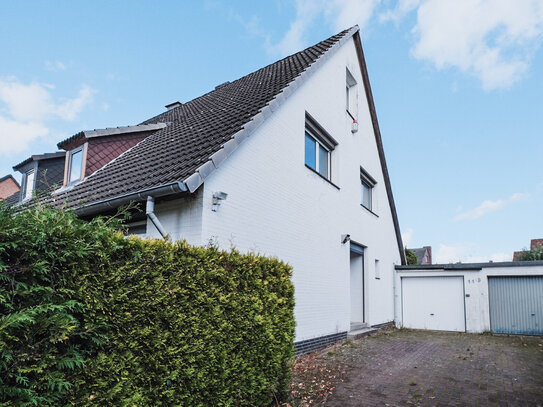 Charmantes, sanierungsbedürftiges Doppelhaus mit Doppelgarage in ruhiger Nebenstraße