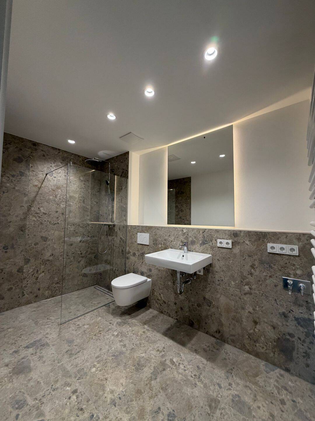 Exklusive 2-Zimmer-Neubauwohnung mit verglastem Balkon im begehrten Westend - Foto 1