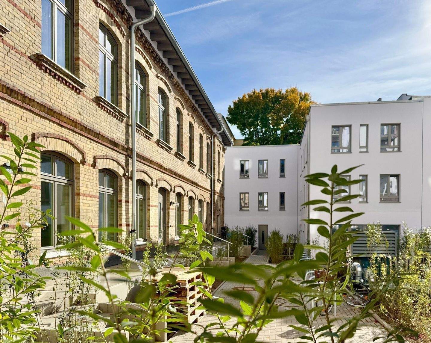 Erstbezug: Charmante Maisonette mit Terrasse in historischer Remise - Foto 1