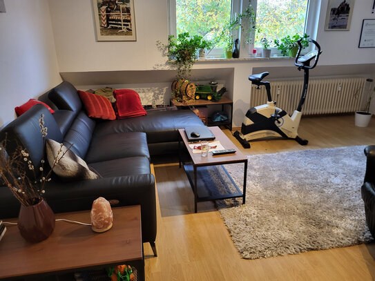 Helle, grosse 2 Zimmer Dachgeschoßwohnung in Wiesbaden-Kloppenheim