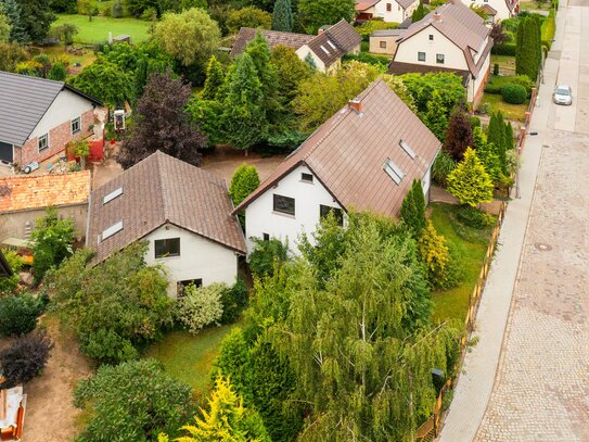 Mit Keller, Garage, Rollladen, großem Garten u.v.m.: Ein-/Zweifamilienhaus zentrumsnah in Müncheberg