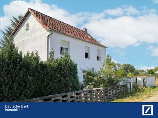 Freistehendes Einfamilienhaus mit Garage und Nebengebäude