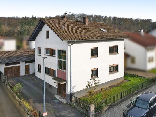 Zweifamilienhaus mit tollem Garten und großem Garagenschuppen für Handwerker.