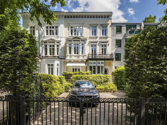 Einzugsbereit! Einzigartige Stadtvilla mit Dachterrasse in unmittelbarer Außenalsternähe