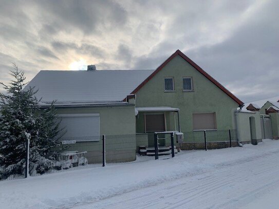 Wohnhaus mit mehreren Nebengebäuden