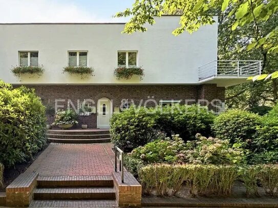 Luxuriöses Zweifamilienhaus im zeitlosen Bauhausstil