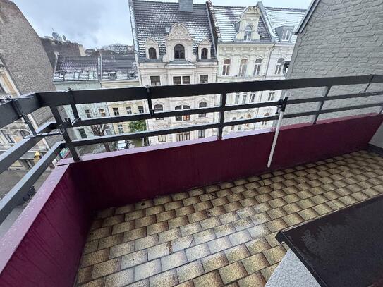 Charmante 2 Zimmer mit BALKON in zentraler Lage in Köln-Mülheim - 2-er-WG-geeignet !! 950EUR warm