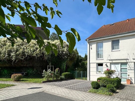 Energieeffizientes Reihenendhaus in grüner Sackgassenlage, nahe Feldrand und Europäischer Schule!