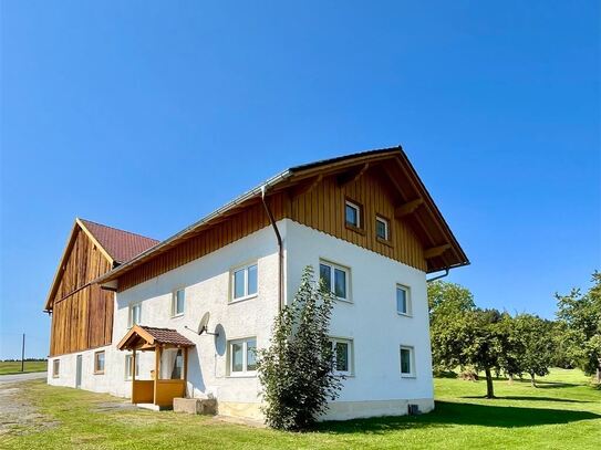 Schönes Wohnhaus in Randlage mit großem Grundstück, Stall, Scheune und PV - Anlage !