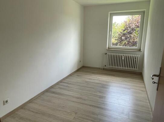 Helle Wohnung mit Balkon, Wanne und Laminat