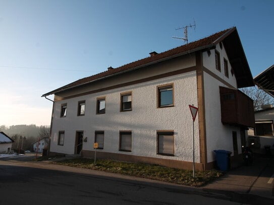 Büchlberg / Denkhof: Wohnhaus aus dem 19. Jahrhundert mit 2 Wohnungen