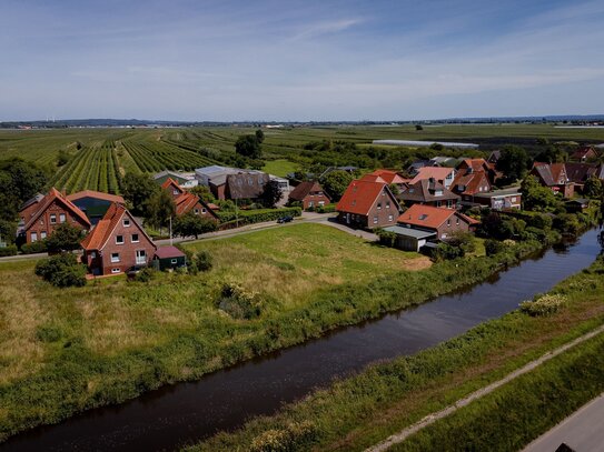 Baugrundstück in Mittelnkirchen im Alten Land am Wasserlauf der Lühe- voll erschlossen, hochwassergeschützt und bereit…