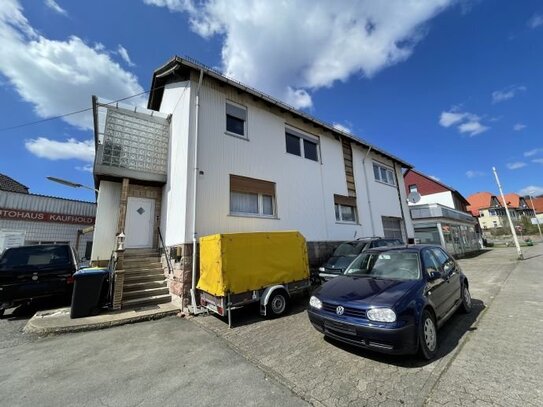 Mehrfamilienhaus mit Autowerkstatt und Verkaufsraum