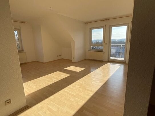 helle 2 Zimmer Wohnung mit Küche, Balkon, Keller und TG-Parkplatz