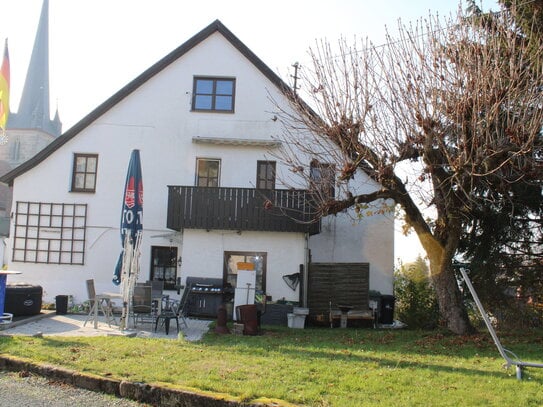 Einfamilienhaus in Küps mit zwei großzügigen Hallen und zehn Parkplätzen.