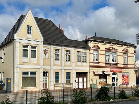 Wohn- und Geschäftshaus mit Parkplätzen im Innenhof