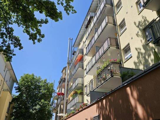 Traumwohnung mit Blick in den grünen Innenhof und zwei Balkonen in Elbnähe! Lift!