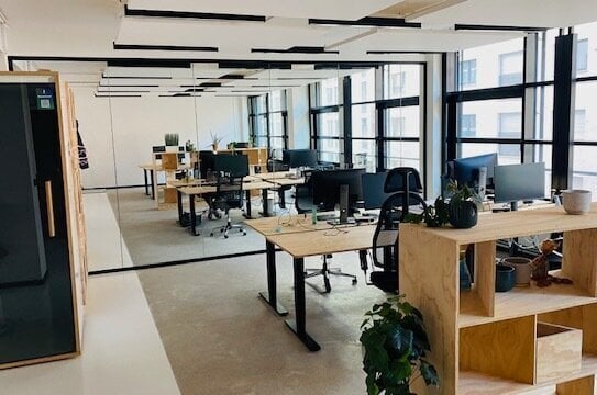 Lichtdurchflutetes Büro im Industrial Style | 5-40 Arbeitsplätze - All-in-Miete