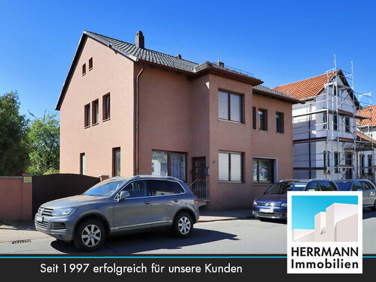 Großzügiges Wohnhaus mit Nebengebäude und Garage in zentraler Lage