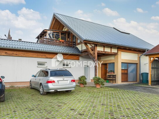 Komfortabel und ruhig: Einfamilienhaus mit Wintergarten, 4 Garagen, großem Carport und Stellplatz