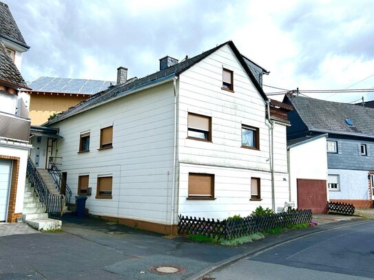 Nettes Zweifamilienhaus in zentraler Wohnlage in Winden mit kleinem Garten und Nebengebäude