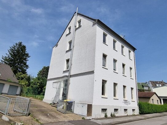 BIETERVERFAHREN ! PFLEGTES MEHRFAMILIENHAUS MIT GARTEN, DREI GARAGEN UND DREI STELLPLÄTZEN