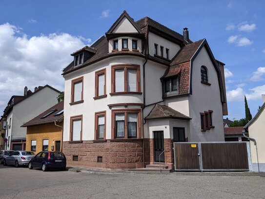 Zweifamilienhaus (Mehrgenerationenhaus) in zentraler, ruhiger Lage mit Garagen und Garten