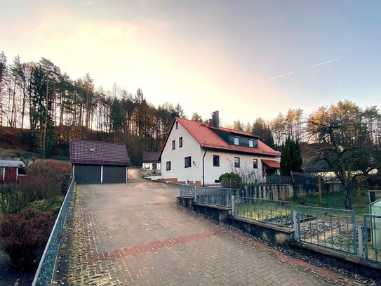 NEUHAUS AN DER PEGNITZ: ZWEIFAMILIENHAUS MIT DOPPELGARAGE UND NEBENGEBÄUDEN