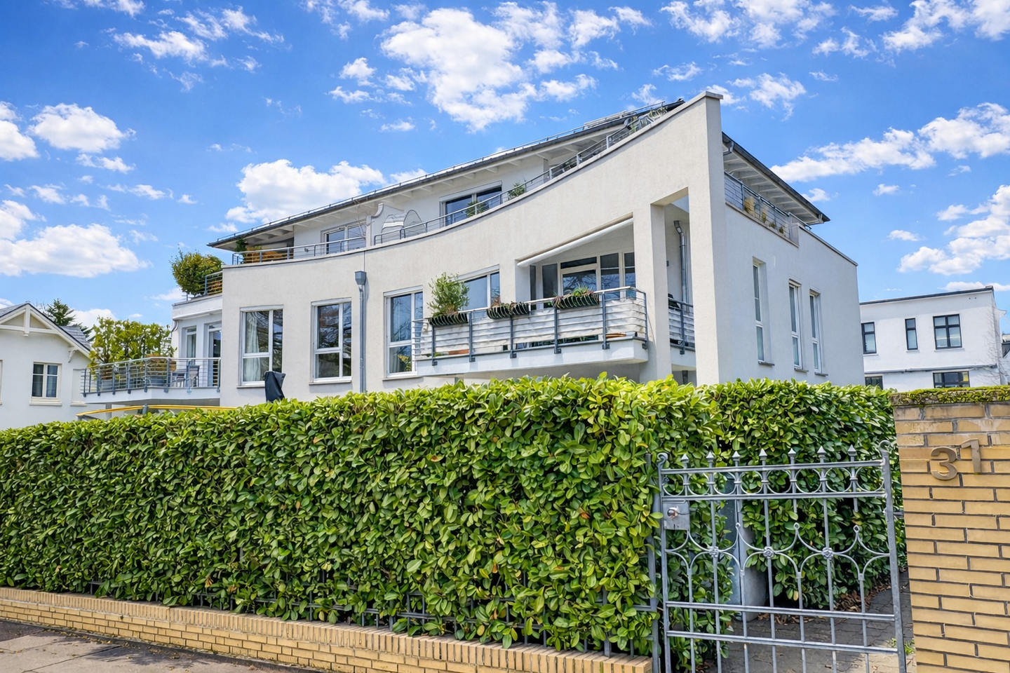 Direkt im Villenviertel: 3-Zimmer-Luxus-Eigentumswohnung mit eigenem Garten - vermietet