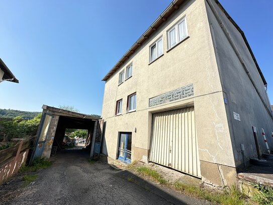 Sanierungsbedürftiges Mehrfamilienwohnhaus im Ortszentrum von Dörfles