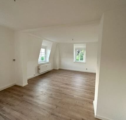 Großzügige 4-Zimmer mit neuem Laminat und 2xWannenbad guter Lage!