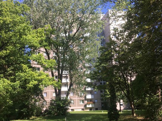 Bogenhausen: Gepflegtes 1-Zimmer Apartment mit Balkon und Blick über München