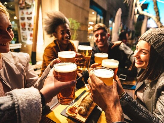 Attraktives Restaurant mit großer Terrasse in bester Kreuzberger Kiezlage