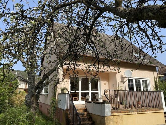 Einfamilienhaus, klassisch Sechzigerjahre auf wunderschönem idylischen Wiesengrundstück mit Bachlauf