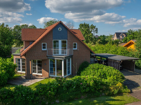 stillvolles Einfamilienhaus mit großen Nebengebäude