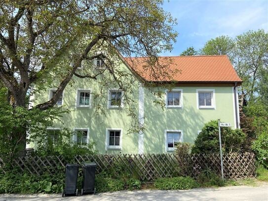 Einfamilienhaus mit großem Grundstück und Nebengebäuden in idyllischer Lage