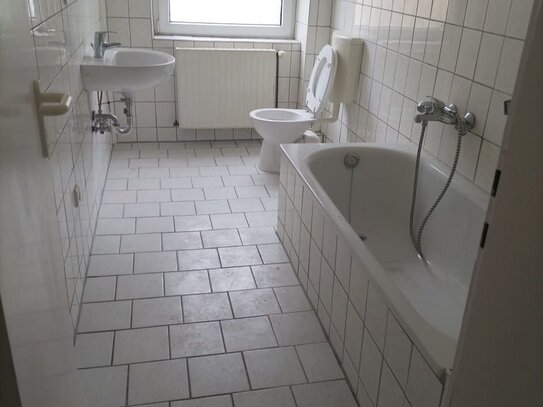 1. OG + 3 Zimmer + Tageslichtbad mit Badewanne + Balkon