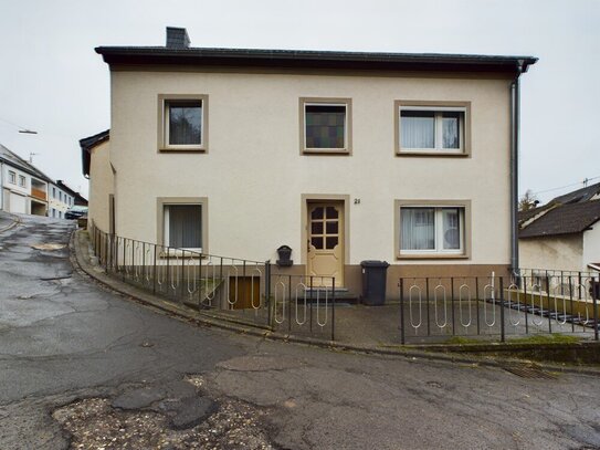 Familienhaus mit großem Inneren und kleinem Garten in ruhiger Lage.